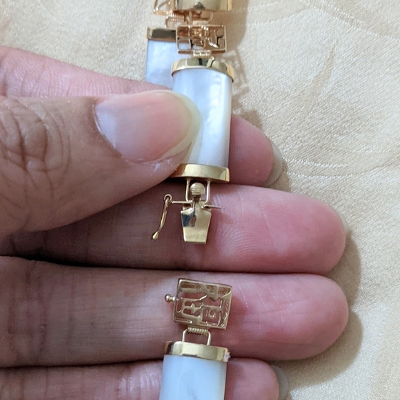 14k Solid Gold White Shell Pearl Bracelet - Picture 3 of 7